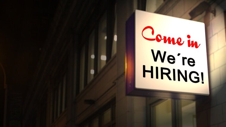 Schild mit der Aufschrift "We are hiring"