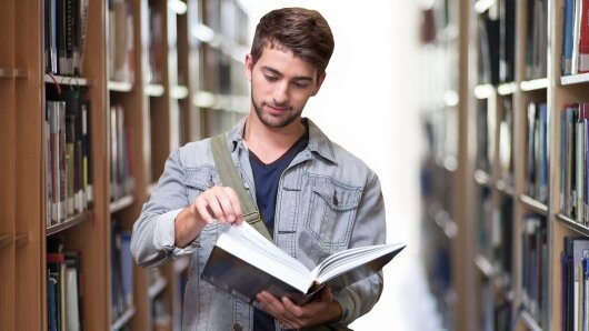 Student in Bibliothek