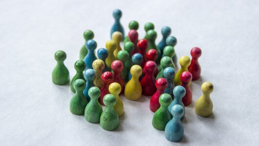 Spielfiguren unterschiedlicher Farbe